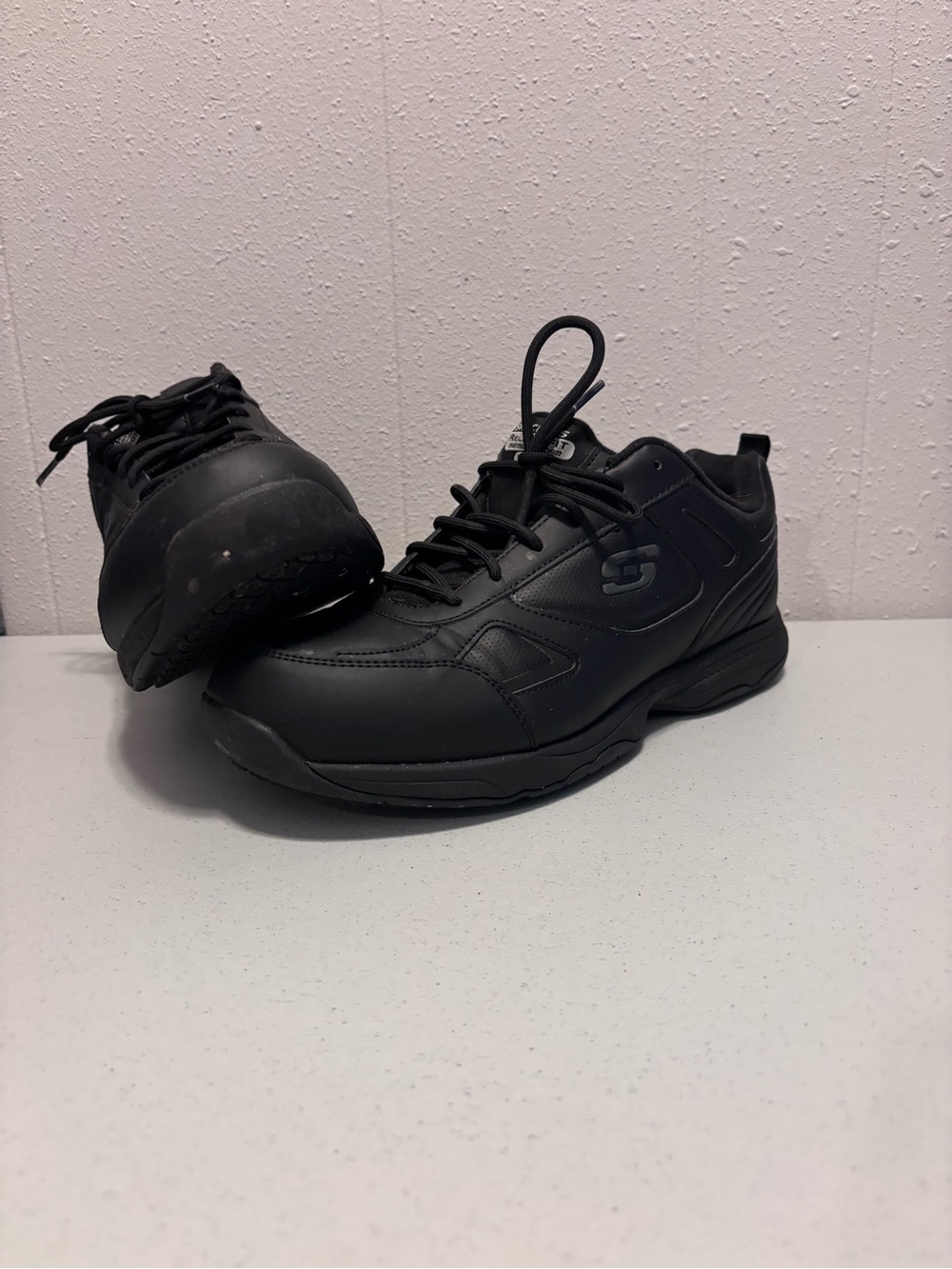 EUC Skechers Men's Black Athletic Work Shoe - Slip-Resistant Comfort Size 10